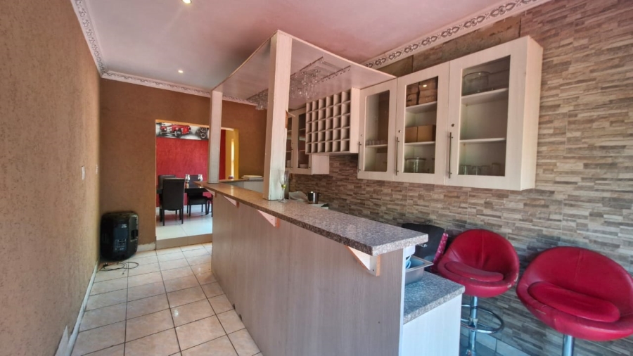 5 Bedroom Property for Sale in Brackendowns Gauteng