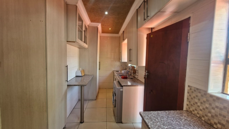 5 Bedroom Property for Sale in Brackendowns Gauteng