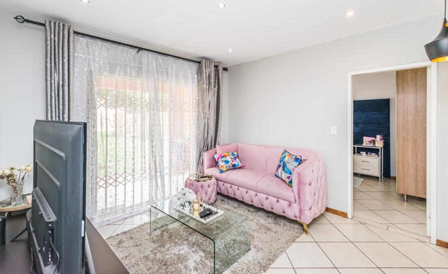 2 Bedroom Property for Sale in Monavoni Gauteng