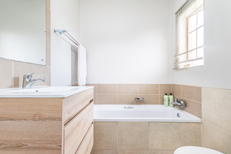 2 Bedroom Property for Sale in Monavoni Gauteng