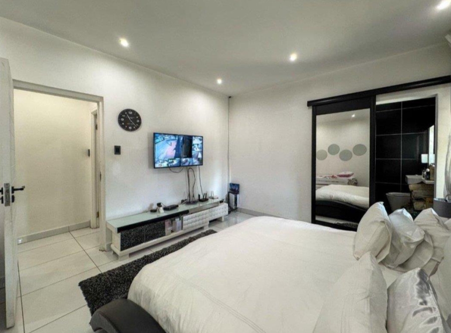 8 Bedroom Property for Sale in South Kensington Gauteng