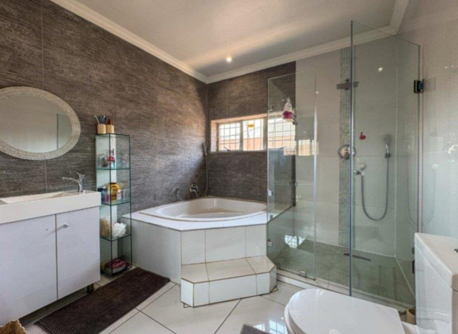 8 Bedroom Property for Sale in South Kensington Gauteng