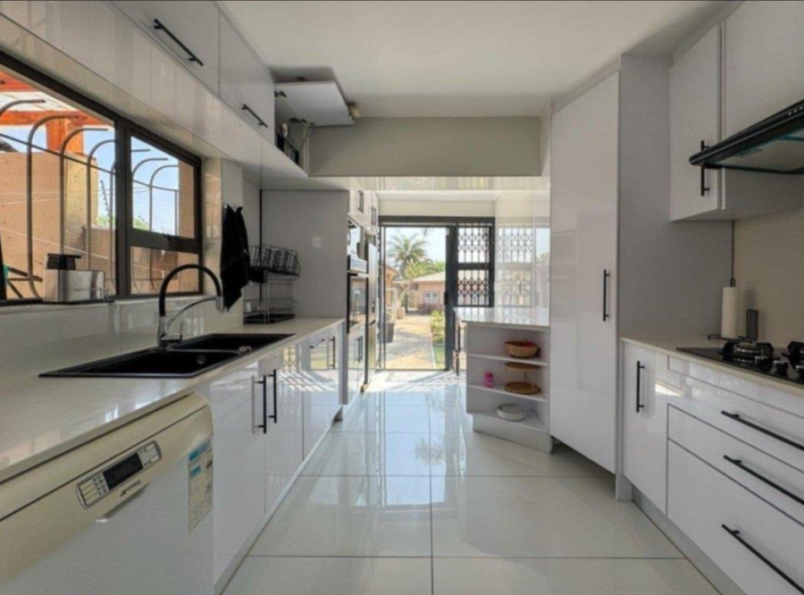 8 Bedroom Property for Sale in South Kensington Gauteng