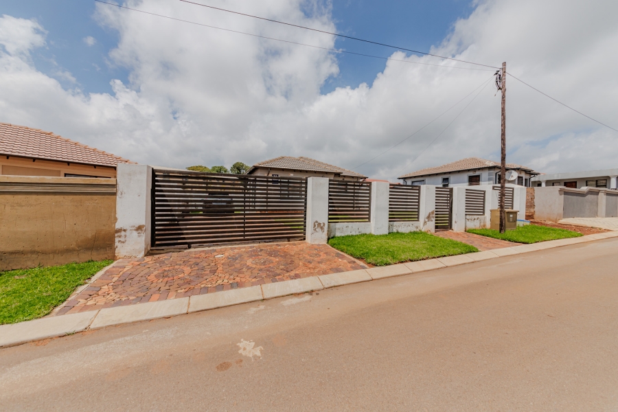 3 Bedroom Property for Sale in Mohlakeng Gauteng