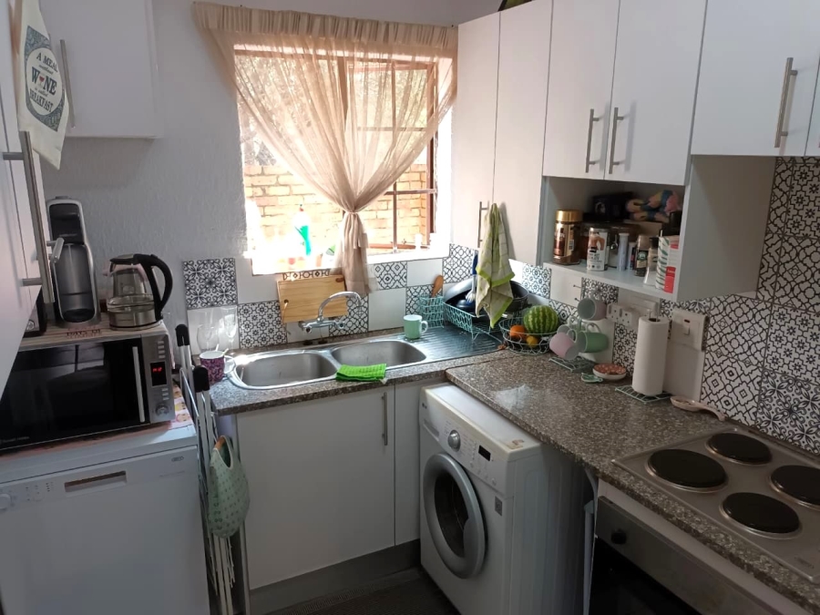 To Let 2 Bedroom Property for Rent in Die Hoewes Gauteng