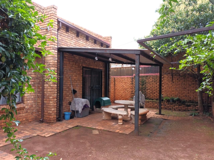 To Let 2 Bedroom Property for Rent in Die Hoewes Gauteng