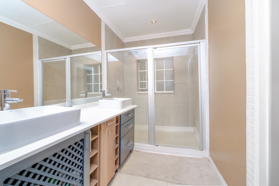 6 Bedroom Property for Sale in Lonehill Gauteng