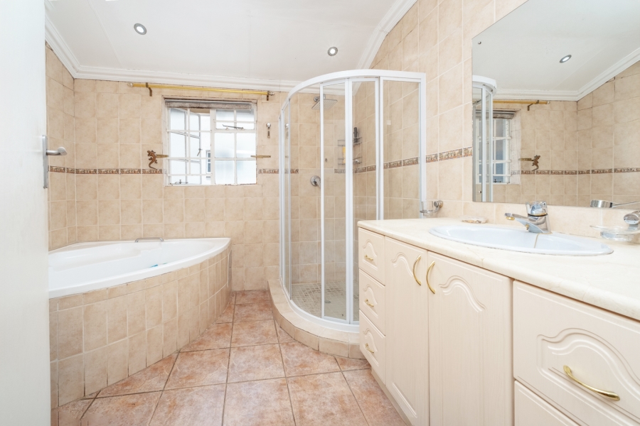 6 Bedroom Property for Sale in Lonehill Gauteng