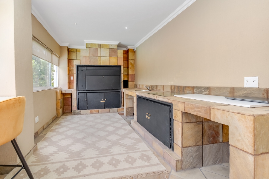 6 Bedroom Property for Sale in Lonehill Gauteng