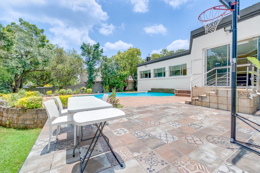 6 Bedroom Property for Sale in Lonehill Gauteng