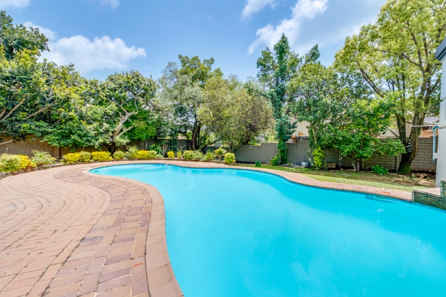 6 Bedroom Property for Sale in Lonehill Gauteng