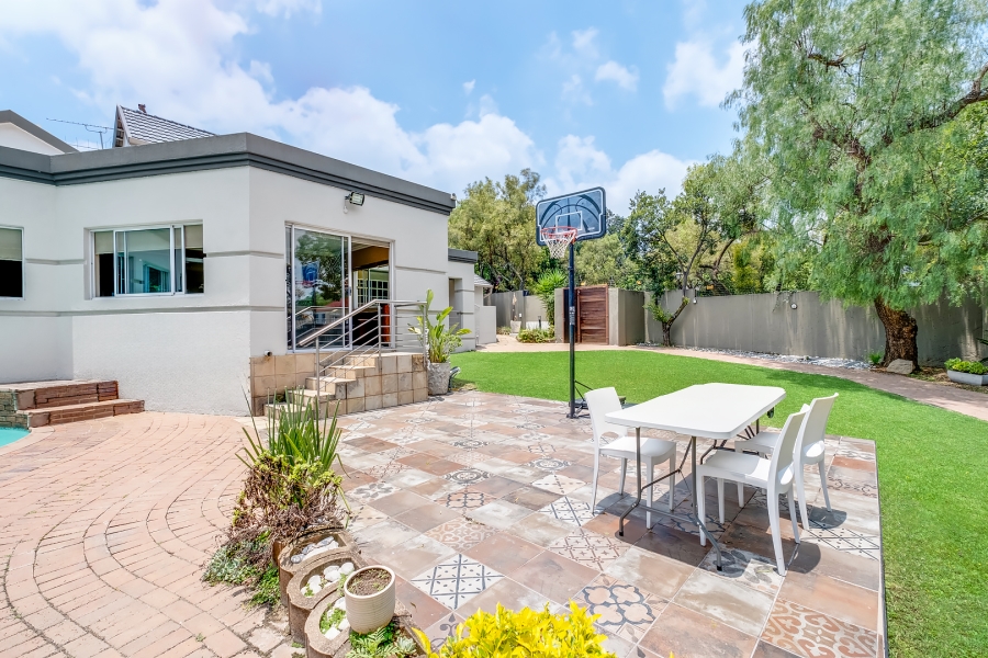 6 Bedroom Property for Sale in Lonehill Gauteng