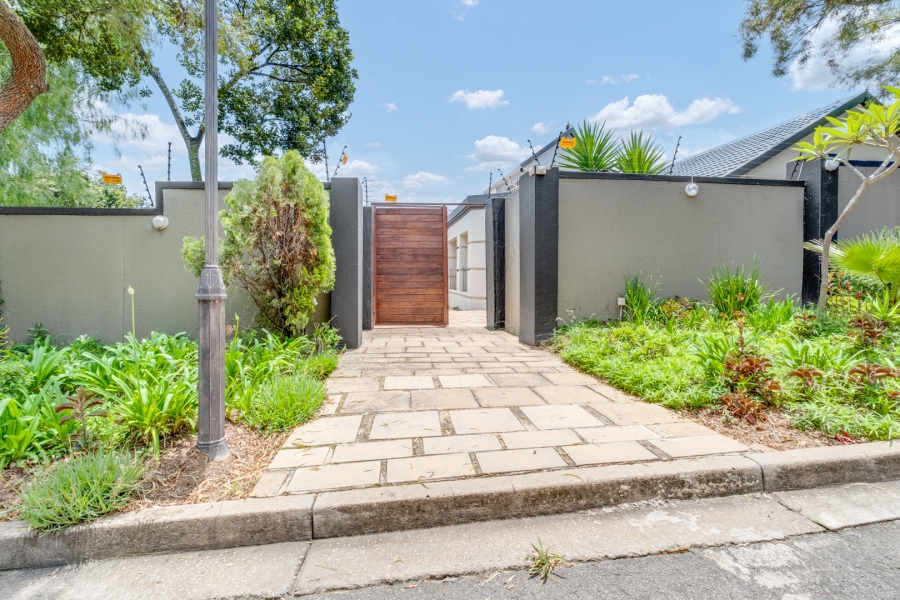 6 Bedroom Property for Sale in Lonehill Gauteng