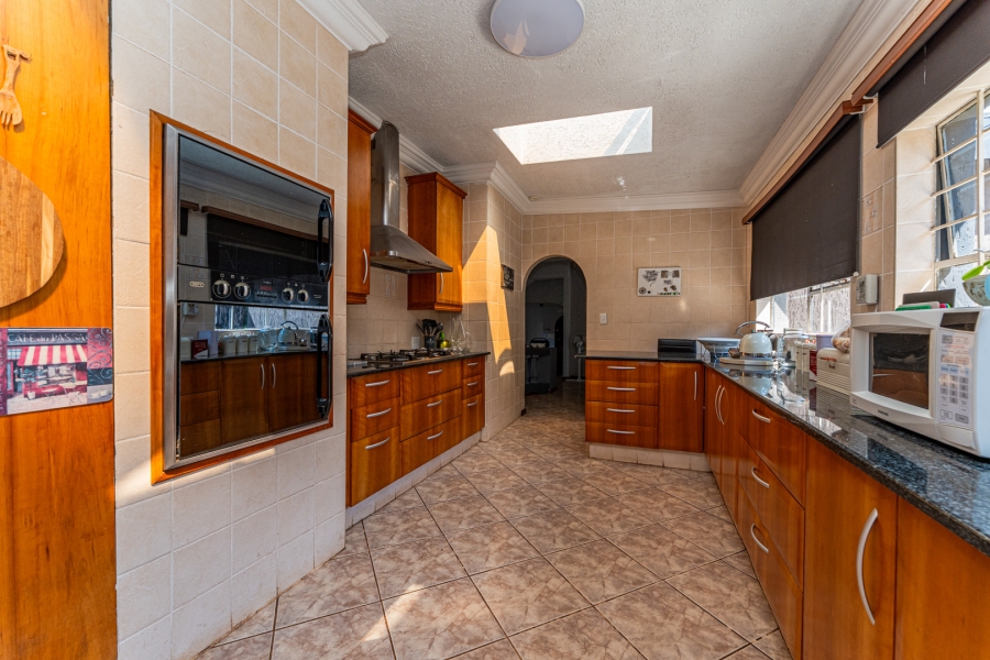 5 Bedroom Property for Sale in Roodekrans Gauteng