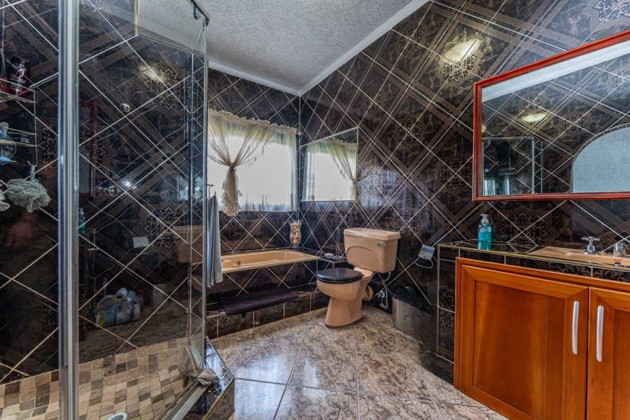 5 Bedroom Property for Sale in Roodekrans Gauteng