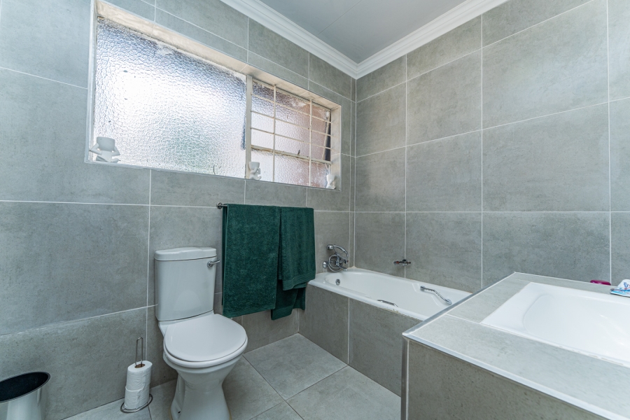 5 Bedroom Property for Sale in Roodekrans Gauteng