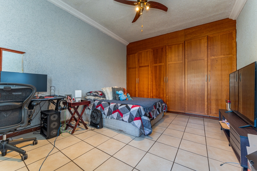 5 Bedroom Property for Sale in Roodekrans Gauteng