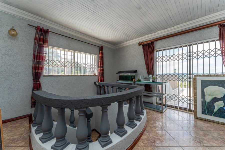 5 Bedroom Property for Sale in Roodekrans Gauteng