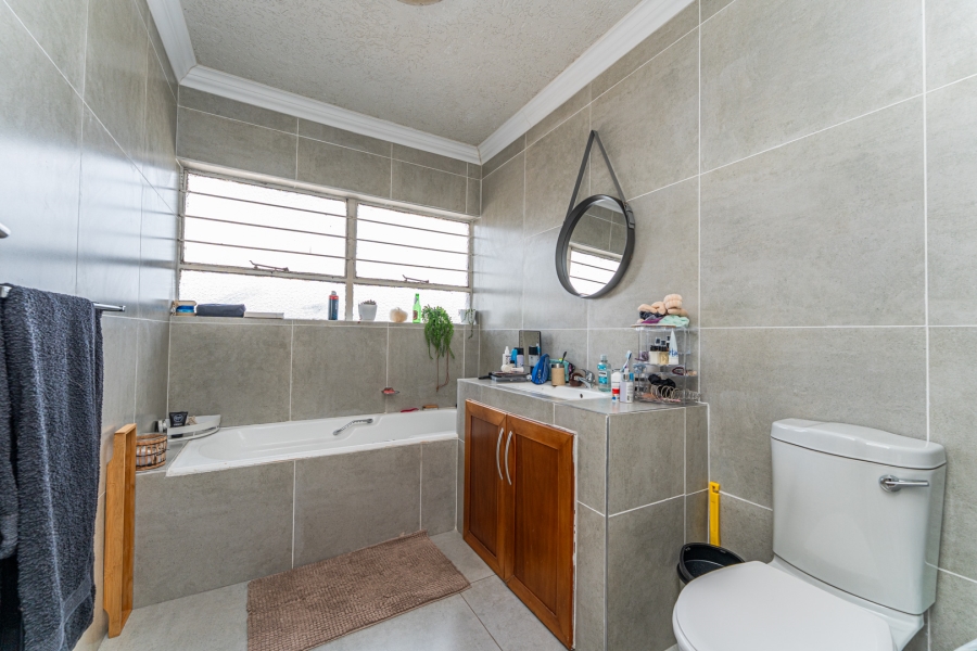 5 Bedroom Property for Sale in Roodekrans Gauteng