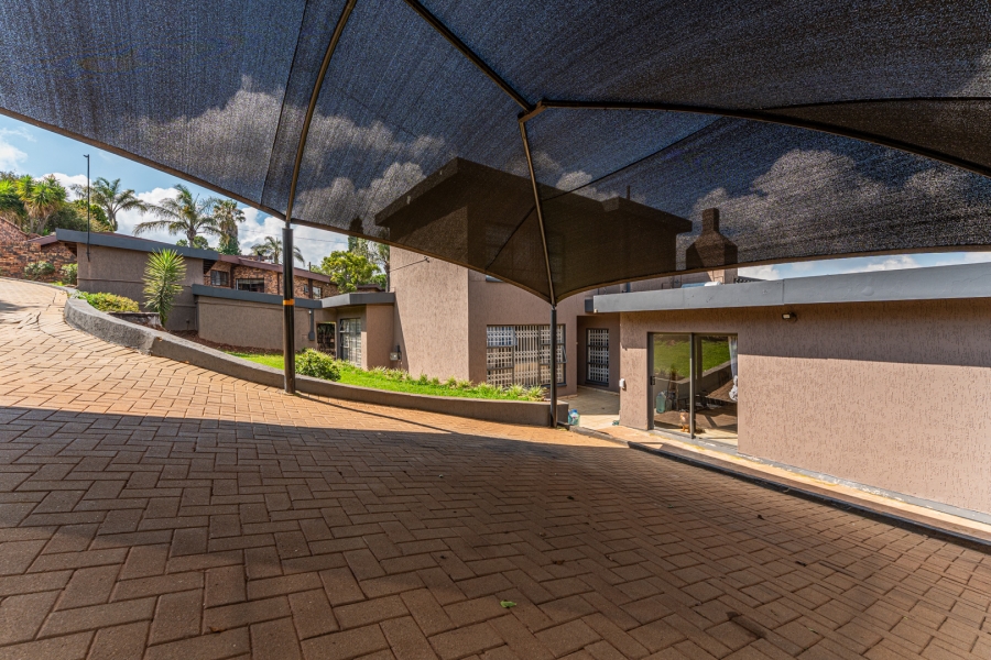 5 Bedroom Property for Sale in Roodekrans Gauteng