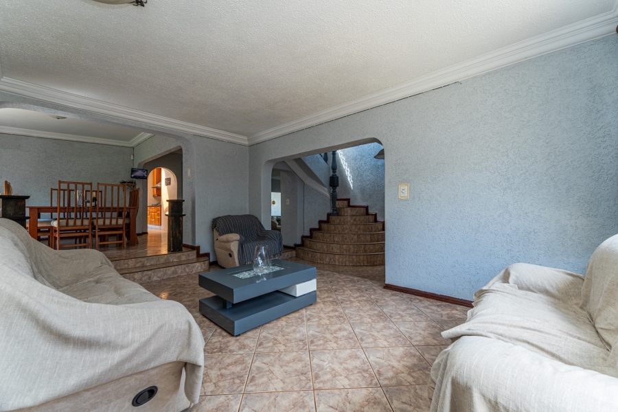 5 Bedroom Property for Sale in Roodekrans Gauteng