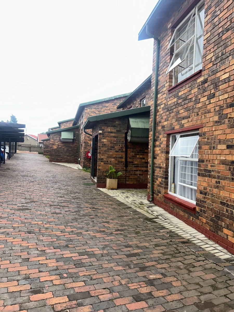 2 Bedroom Property for Sale in Discovery Gauteng