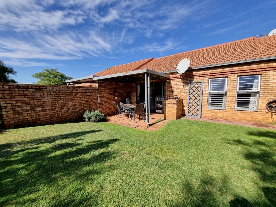 2 Bedroom Property for Sale in Die Hoewes Gauteng