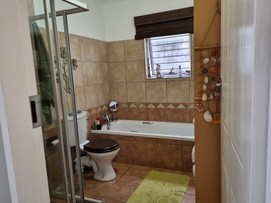 2 Bedroom Property for Sale in Die Hoewes Gauteng