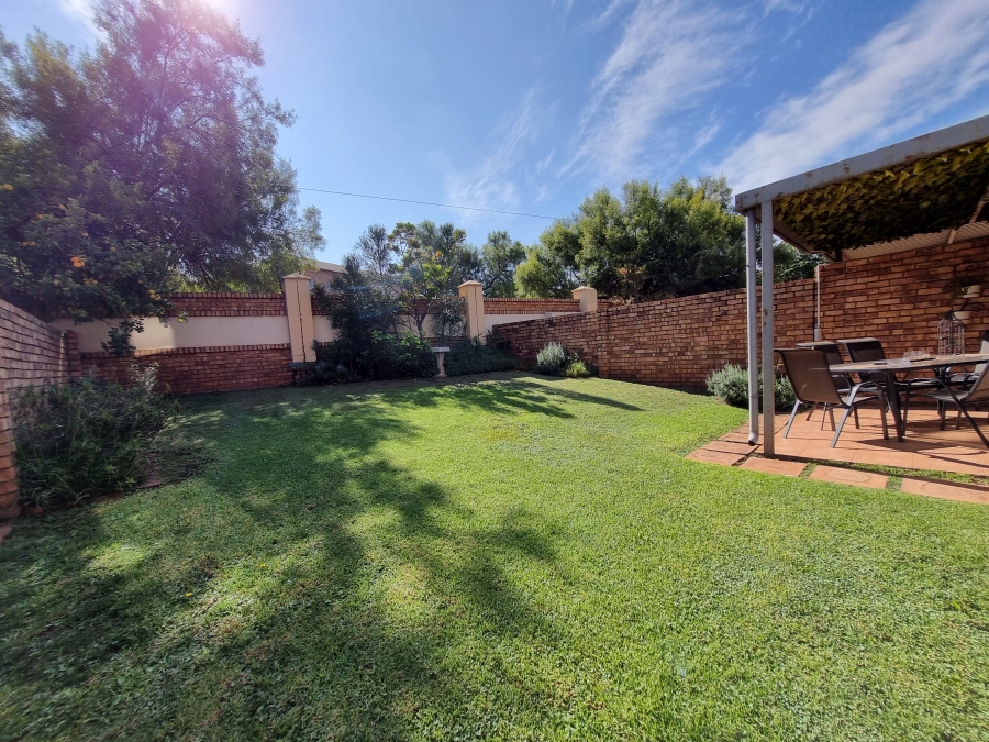 2 Bedroom Property for Sale in Die Hoewes Gauteng