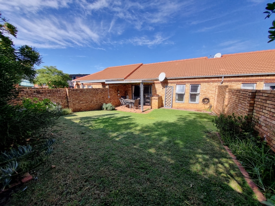 2 Bedroom Property for Sale in Die Hoewes Gauteng