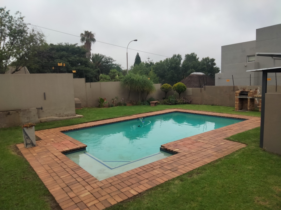 To Let 1 Bedroom Property for Rent in Weltevreden Park Gauteng