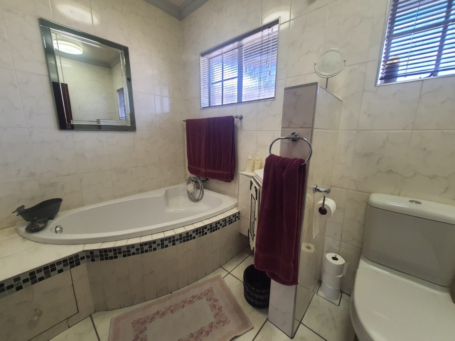 4 Bedroom Property for Sale in Vanderbijlpark SE 6 Gauteng