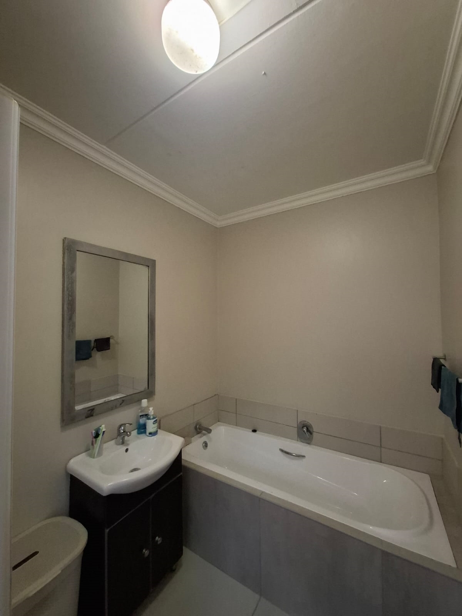 1 Bedroom Property for Sale in Rooihuiskraal North Gauteng