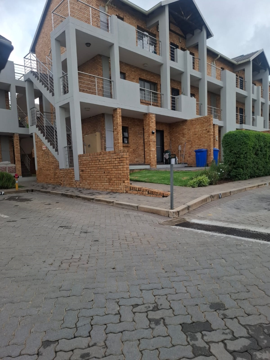 1 Bedroom Property for Sale in Rooihuiskraal North Gauteng