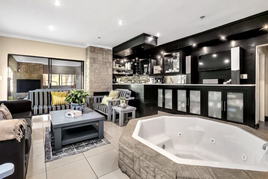 To Let 4 Bedroom Property for Rent in Eagle Canyon Golf Estate Gauteng