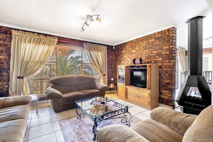 4 Bedroom Property for Sale in Helderkruin Gauteng