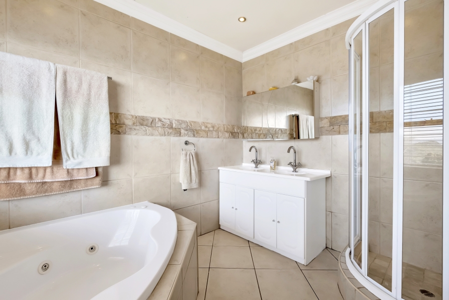 4 Bedroom Property for Sale in Helderkruin Gauteng