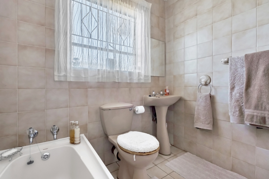 4 Bedroom Property for Sale in Helderkruin Gauteng