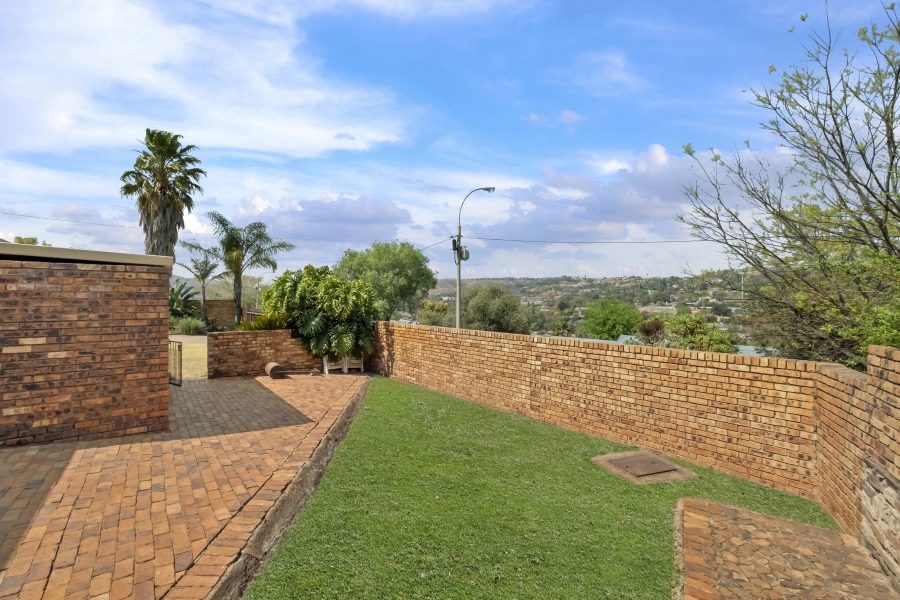 4 Bedroom Property for Sale in Helderkruin Gauteng