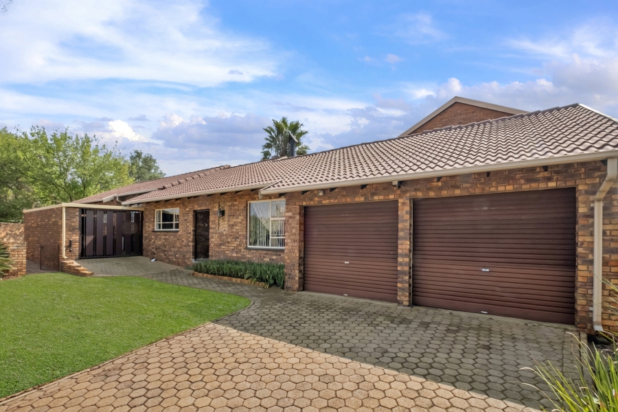 4 Bedroom Property for Sale in Helderkruin Gauteng