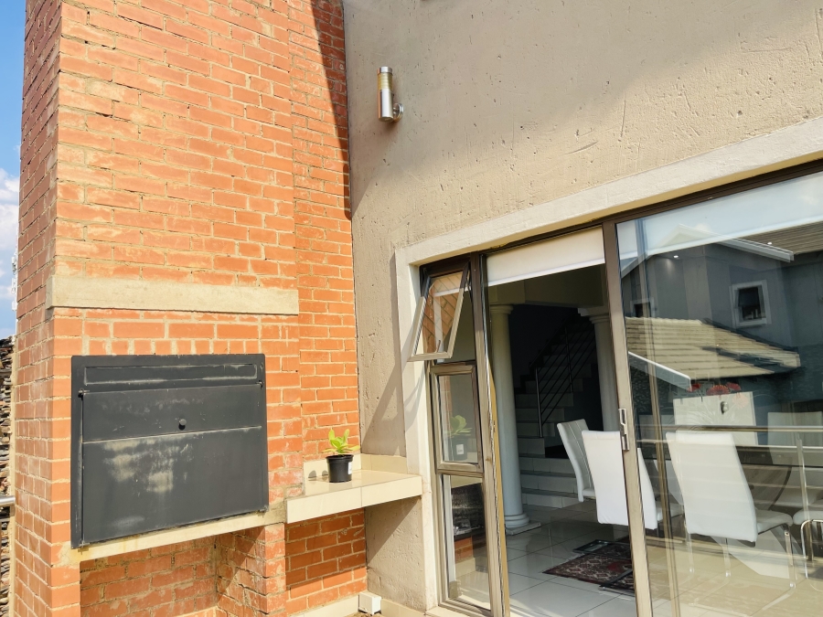 4 Bedroom Property for Sale in Kosmosdal Gauteng