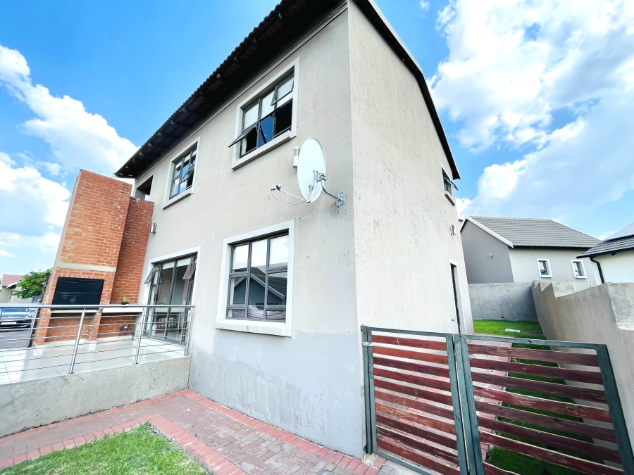 4 Bedroom Property for Sale in Kosmosdal Gauteng