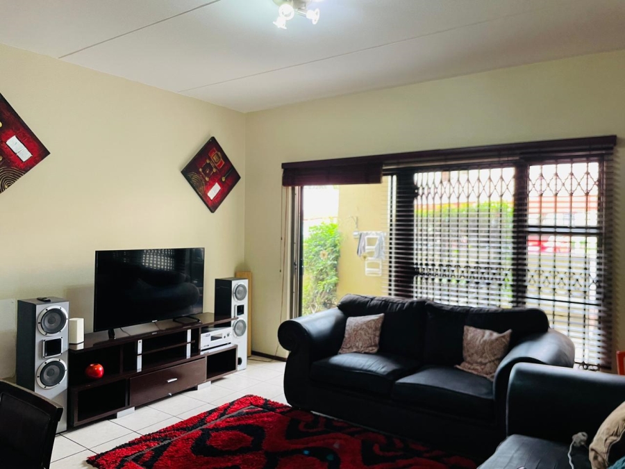 To Let 2 Bedroom Property for Rent in Pineslopes Gauteng