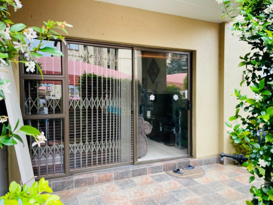 To Let 2 Bedroom Property for Rent in Pineslopes Gauteng
