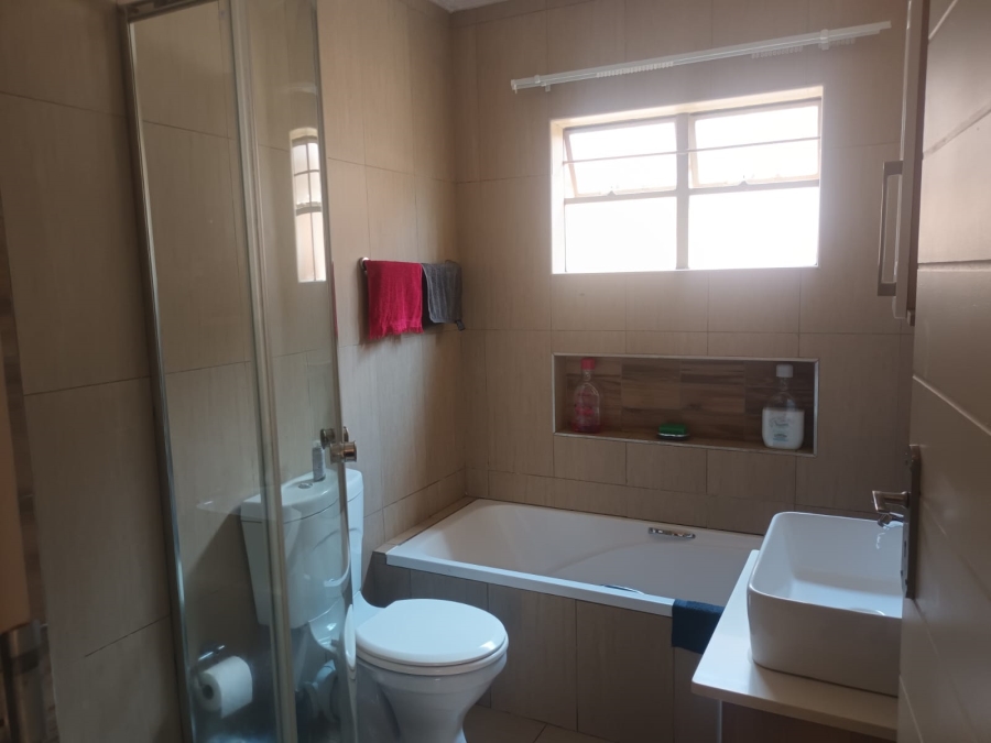2 Bedroom Property for Sale in Andeon AH Gauteng