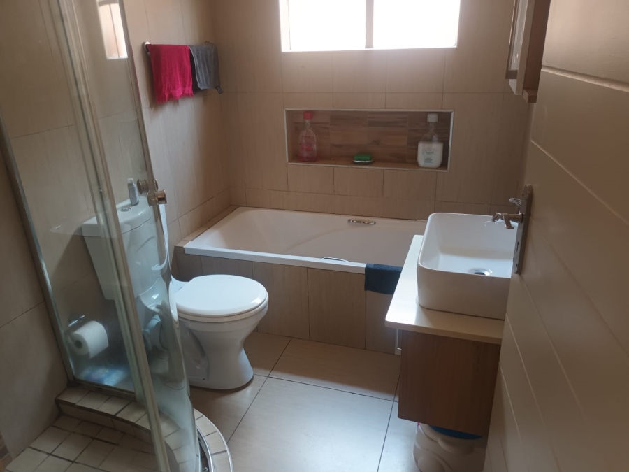 2 Bedroom Property for Sale in Andeon AH Gauteng