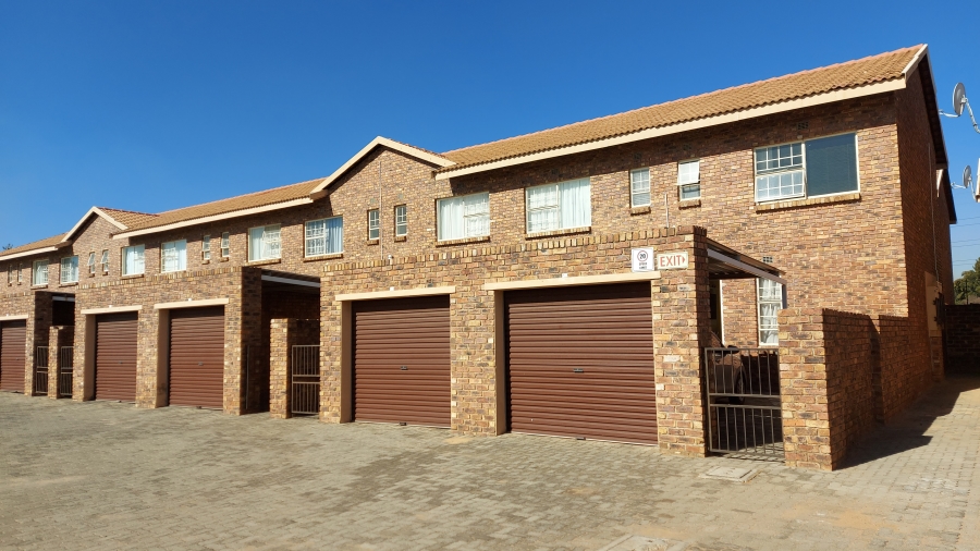 To Let 2 Bedroom Property for Rent in Fairlead Gauteng