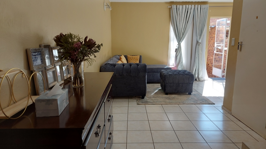 To Let 2 Bedroom Property for Rent in Fairlead Gauteng