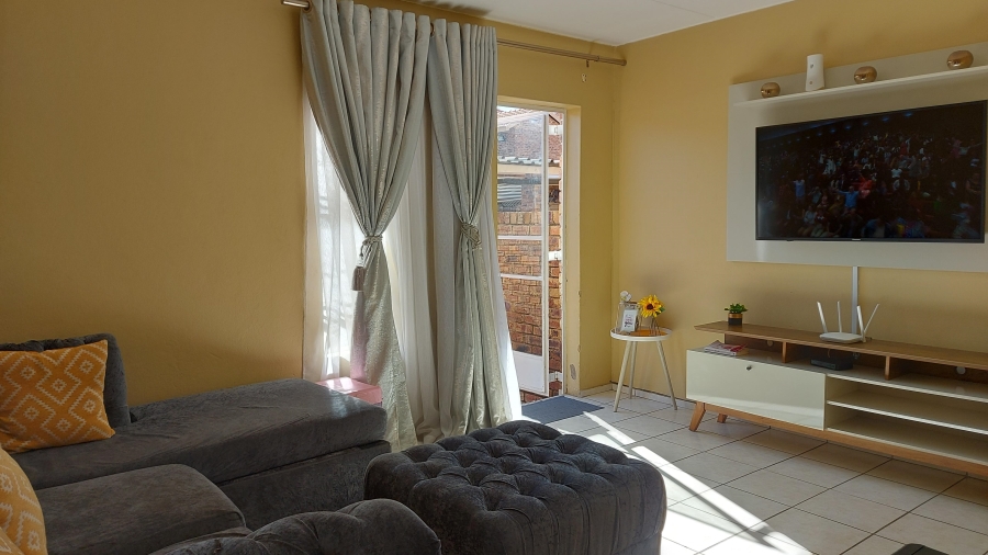 To Let 2 Bedroom Property for Rent in Fairlead Gauteng