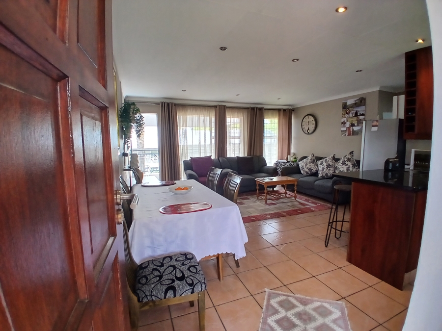 2 Bedroom Property for Sale in Constantia Kloof Gauteng
